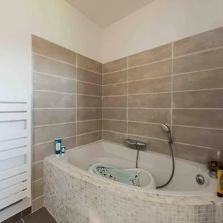 Villa ***** Piscine Chauffee, Jaccuzi, Petanque
