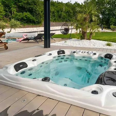 ***** Piscine Chauffee, Jaccuzi, Petanque